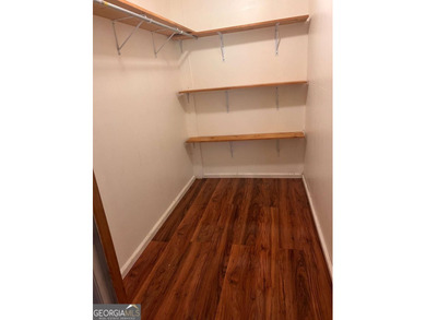 Charming lakeside living! This property offers a 2 bed, 1 bath - photo 2