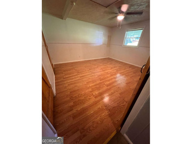 Charming lakeside living! This property offers a 2 bed, 1 bath - photo 3