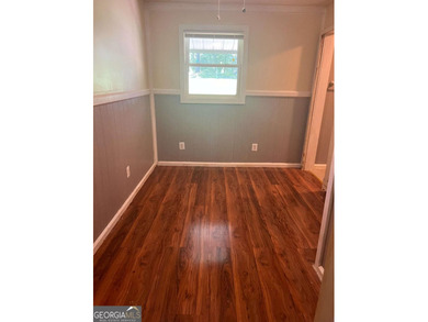 Charming lakeside living! This property offers a 2 bed, 1 bath - photo 4