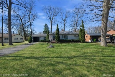 Watkins Lake Home For Sale in Waterford Michigan