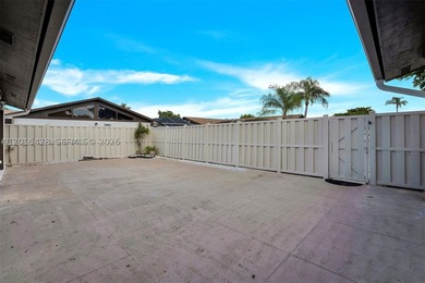 Cozy and spacious 3 Bedroom, 2 bath villa with a large patio. / - photo 4