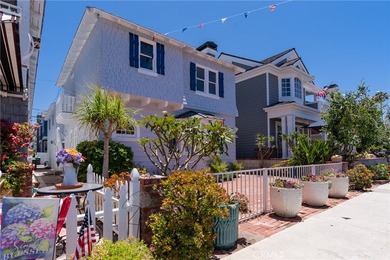 Balboa Island duplex with desirable large configuration units - photo 3