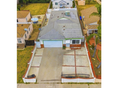 House with an ADU! This versatile property features a 3-bedroom - photo 2
