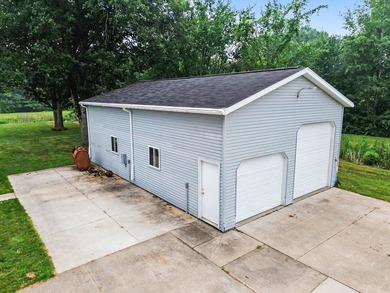 Excellent find! This spacious 4 BR, 3 BA ranch on 1.4 acres in - photo 4