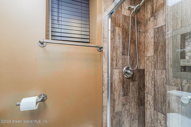 Well-maintained, over 2,000 sq ft detached two-family home - photo 30