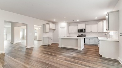Unique floorplan with plenty of space to spread out and a - photo 2