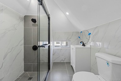 Welcome to this beautifully appointed single-family townhouse - photo 8