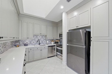 Immaculately maintained + bright, this airy 2/2 waterfront villa - photo 8