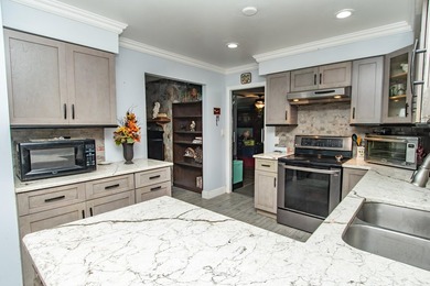 Exceptional 3 Bed/2 Bath home with situated on a generous 1 - photo 11