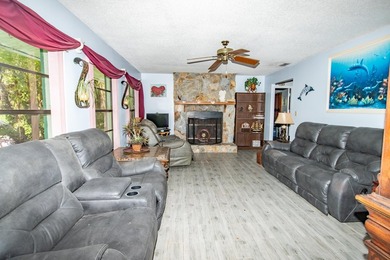 Exceptional 3 Bed/2 Bath home with situated on a generous 1 - photo 14
