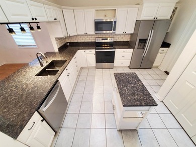 Spacious home, 2 Bedrooms with a Bonus Room, in a gated - photo 7