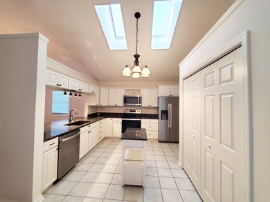 Spacious home, 2 Bedrooms with a Bonus Room, in a gated - photo 8