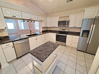 Spacious home, 2 Bedrooms with a Bonus Room, in a gated - photo 9