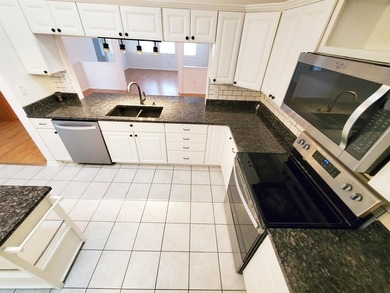 Spacious home, 2 Bedrooms with a Bonus Room, in a gated - photo 10