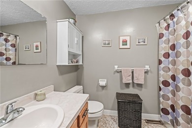 Meticulously maintained 4 bedroom and 2.5 bath split-level in - photo 25