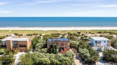 Set on an extraordinary 0.93-acre oceanfront parcel with 122 - photo 1