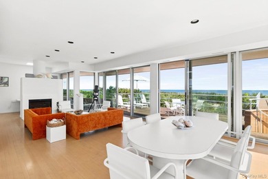 Set on an extraordinary 0.93-acre oceanfront parcel with 122 - photo 4