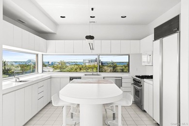 Set on an extraordinary 0.93-acre oceanfront parcel with 122 - photo 6