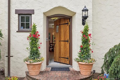 There are homes that present beautifully in photographs, and - photo 2