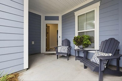 This well maintained 2 bedroom, 2 bathroom home attached villa - photo 3