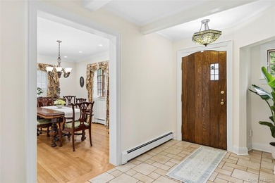 There are homes that present beautifully in photographs, and - photo 3