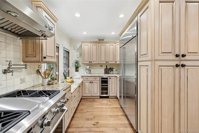 There are homes that present beautifully in photographs, and - photo 8