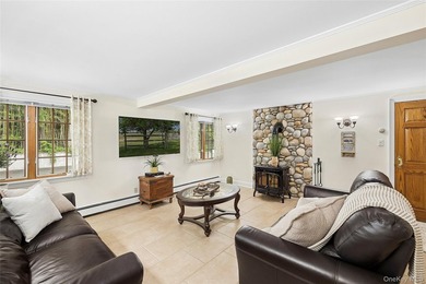 There are homes that present beautifully in photographs, and - photo 10