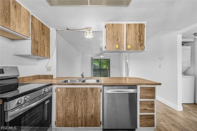 REDUCED PRICE! 2/2 Condo. freshly painted. Brand new vinyl - photo 6