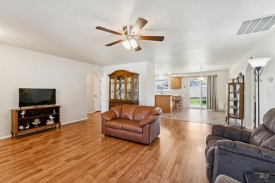Welcome to this beautifully maintained 3-bedroom, 2-bath - photo 11