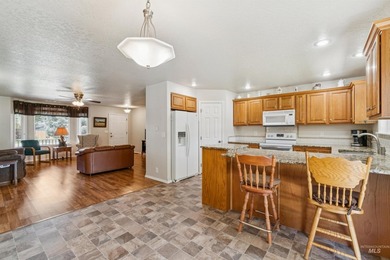 Welcome to this beautifully maintained 3-bedroom, 2-bath - photo 13