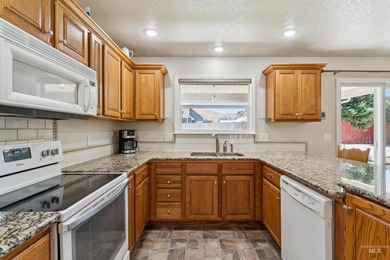 Welcome to this beautifully maintained 3-bedroom, 2-bath - photo 15