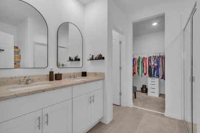Beautiful 2023-built home, move-in ready! This residence - photo 20