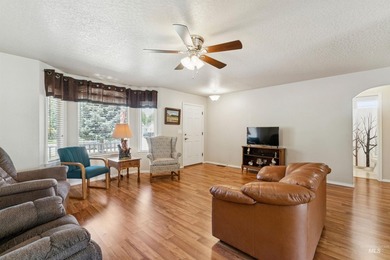Welcome to this beautifully maintained 3-bedroom, 2-bath - photo 23