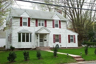Uninhabitable house in need of rebuilding or gut renovation in - photo 1