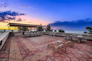 Panoramic riverfront views and 1.33 acres of privacy directly - photo 5