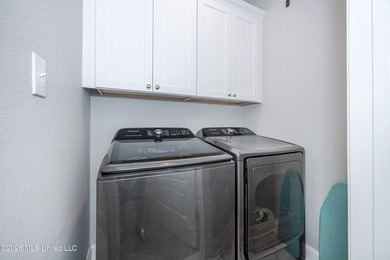 A gorgeous, well-maintained 3 bedroom, 2 1/2 bath home, plus a - photo 15