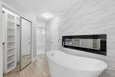 Tucked away in the prestigious waterfront enclave of Shorewood - photo 21
