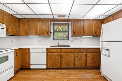 Lakefront Living in LakeBreeze! Thoughtfully designed 4-bedroom - photo 27