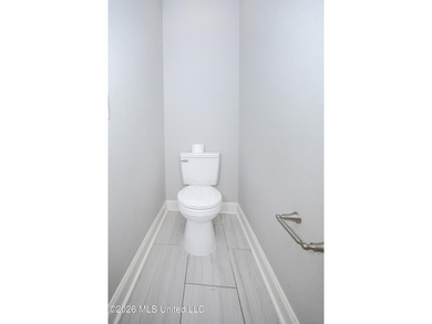 A gorgeous, well-maintained 3 bedroom, 2 1/2 bath home, plus a - photo 32