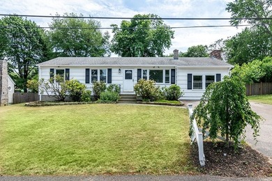 Location. Set on a quiet street in desirable Warwick Neck this - photo 1