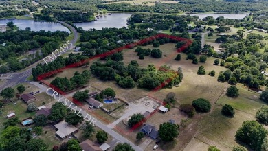 A true sanctuary for both horse lovers & lake enthusiasts, this - photo 4