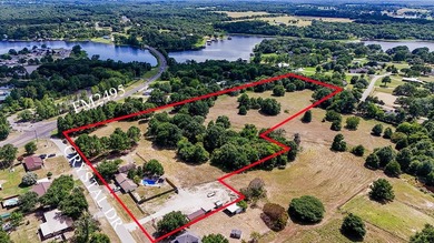 A true sanctuary for both horse lovers & lake enthusiasts, this - photo 5