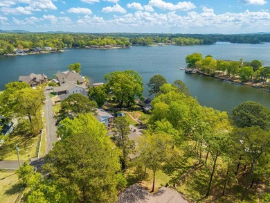 This Lake Hamilton home is located in a Quiet Cove right off the - photo 4