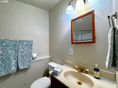 Turnkey Ocean View Cabin - Updated, Income-Producing & Steps to - photo 29