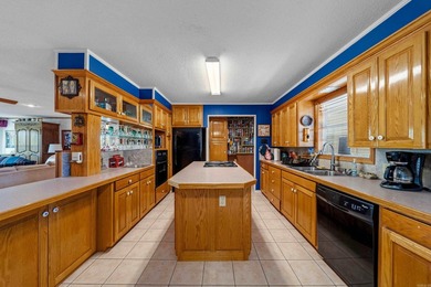 This Lake Hamilton home is located in a Quiet Cove right off the - photo 10