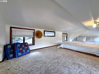 Turnkey Ocean View Cabin - Updated, Income-Producing & Steps to - photo 35