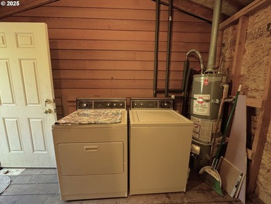 Turnkey Ocean View Cabin - Updated, Income-Producing & Steps to - photo 36