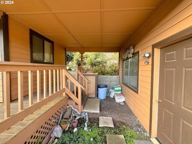 Turnkey Ocean View Cabin - Updated, Income-Producing & Steps to - photo 37