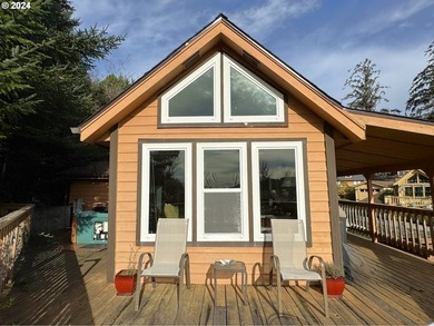 Turnkey Ocean View Cabin - Updated, Income-Producing & Steps to - photo 43