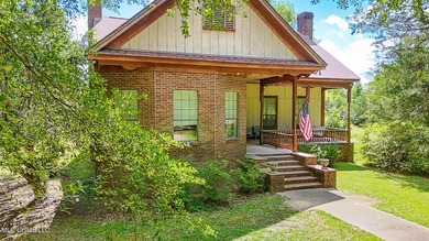 Escape to your own private retreat. This 3 bedroom 2 bathroom - photo 2